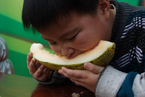 2011 年華亭鎮(zhèn)新春鬧元宵活動(dòng)-吃哈密瓜比賽(圖五)