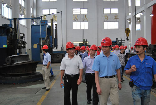 在滬工閥門生產(chǎn)部部長(zhǎng)楊張仁陪同下華亭鎮(zhèn)人大代表主席沈陽(yáng)同志視察上海滬工閥門廠金加工車間
