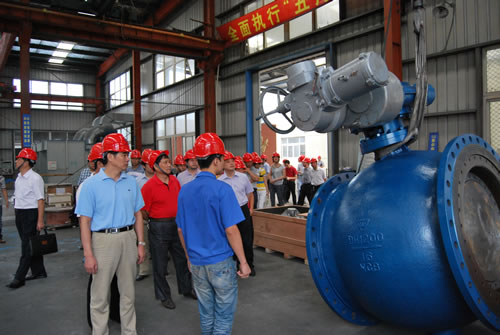 在滬工閥門生產(chǎn)部部長(zhǎng)楊張仁陪同下華亭鎮(zhèn)人大代表主席沈陽(yáng)同志視察上海滬工閥門廠噴漆車間