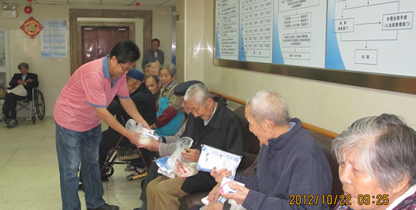 �Ϻ������y�T(m��n)�S�����F(tu��n)�����޹�˾����(hu��)��ϯ���y�Aͬ־���Aͤ����Ժ�����˂��l(f��)�Ź�(ji��)�նYƷ