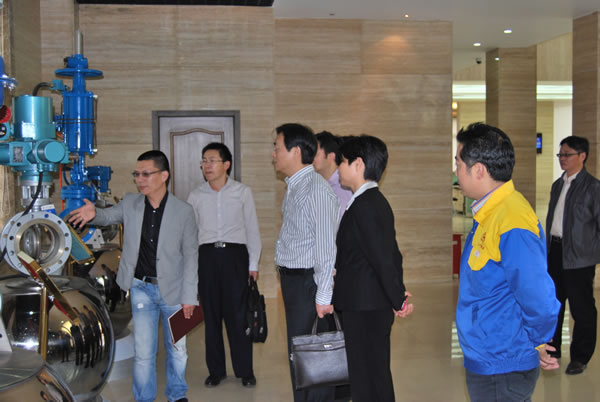 �ζ��^(q��)�^(q��)ί���M���������Lɳ������I(l��ng)��(d��o)ͬ־���^����һ�Ǯa(ch��n)Ʒչʾ�d