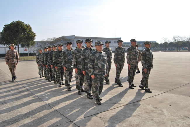 在訓(xùn)練基地里開展訓(xùn)練圖(4)