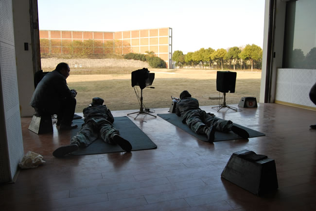 在訓(xùn)練基地里開展訓(xùn)練圖(7)