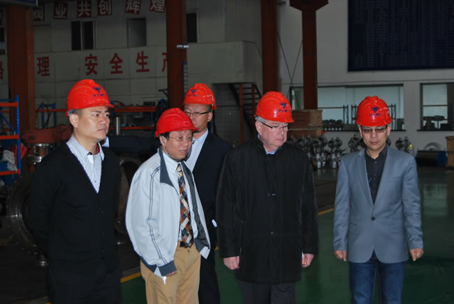 歐洲閥門協(xié)會(huì)主席皮埃爾先生參觀滬工閥門集團(tuán)生產(chǎn)車間