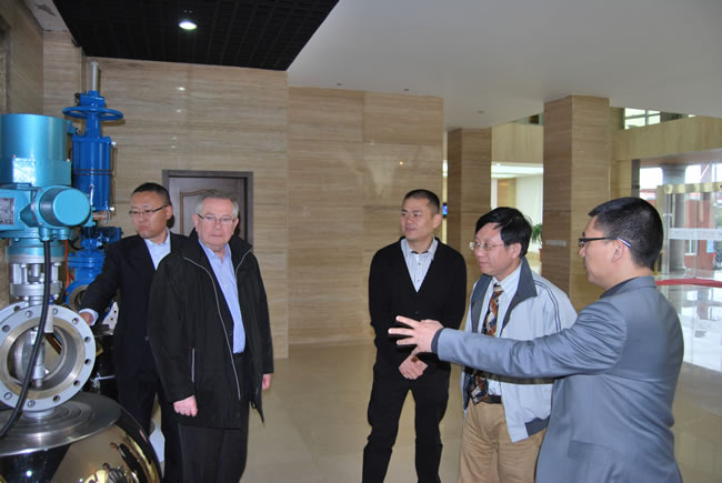 歐洲閥門協(xié)會(huì)主席皮埃爾先生參觀滬工閥門集團(tuán)產(chǎn)品展廳