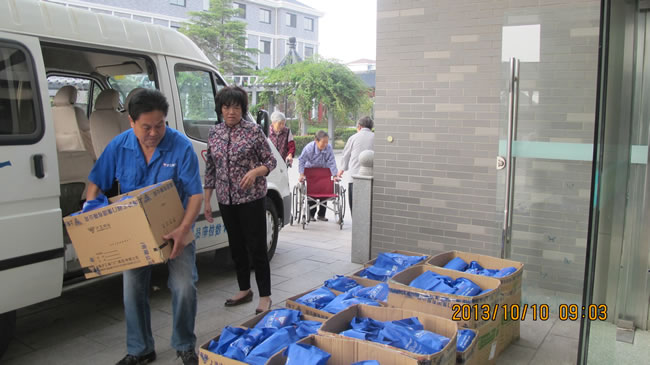 慰問(wèn)禮品在敬老院卸車