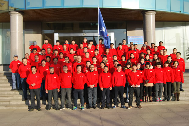 參加長跑活動員工出發(fā)前在公司大樓前合影