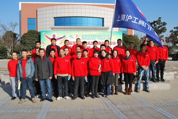 活動結(jié)束后部分員工在華亭鎮(zhèn)社區(qū)文化活動中心活動現(xiàn)場合影