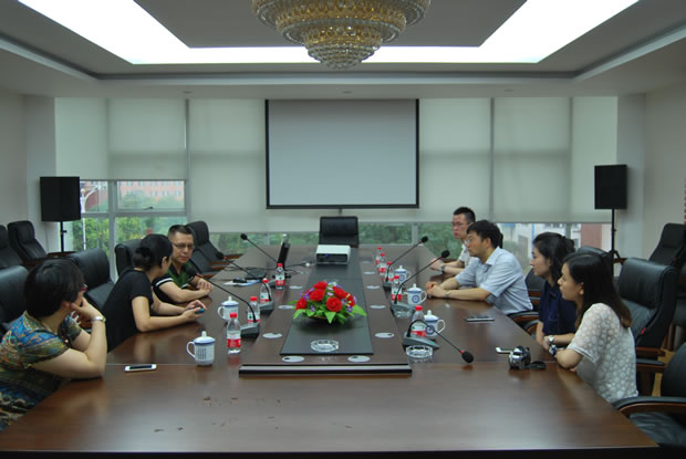 嘉定區(qū)社工委副書記趙俊明來我公司進(jìn)行高溫慰問