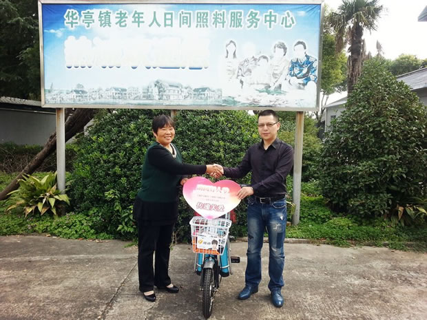 楊猛代表公司贈(zèng)送顧明娣一輛電動(dòng)車