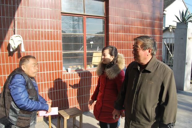 滬工閥門結(jié)對慰問尿毒癥病人高志超(圖1)