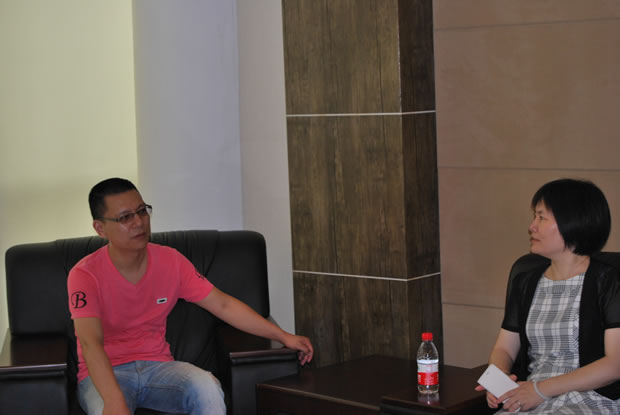 嘉定區(qū)社會工作委員會書記葛影敏來我公司高溫慰問