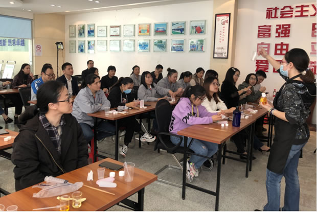 華亭鎮(zhèn)總工會(huì)活動(dòng)進(jìn)企項(xiàng)目之金秋十月護(hù)手霜DIY活動(dòng)(圖1)