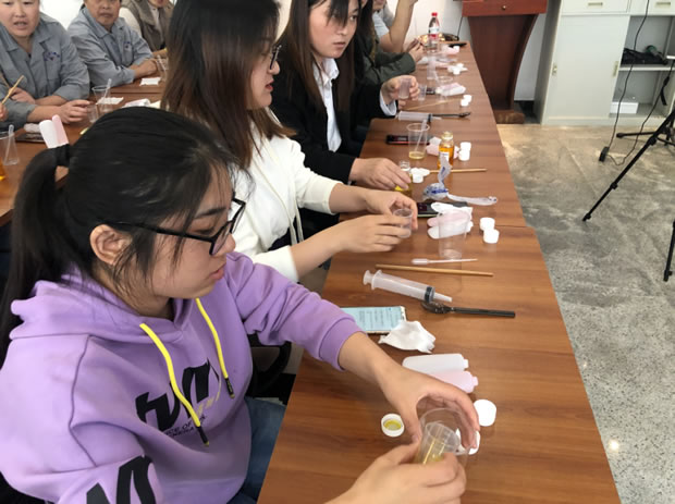 華亭鎮(zhèn)總工會(huì)活動(dòng)進(jìn)企項(xiàng)目之金秋十月護(hù)手霜DIY活動(dòng)(圖3)