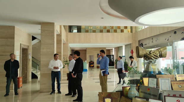 嘉定區(qū)經(jīng)委領(lǐng)導(dǎo)實(shí)地調(diào)研上海滬工閥門廠(圖1)