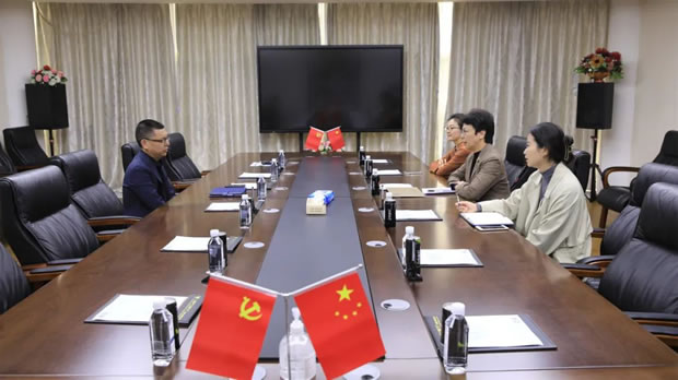 華亭鎮(zhèn)黨委書記何蓉走訪上海滬工閥門廠(圖1)